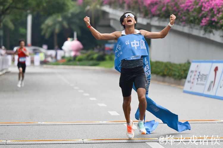 全运会历史首个跨境马拉松何杰夺冠 全运会历史首个跨境马拉松何杰夺冠